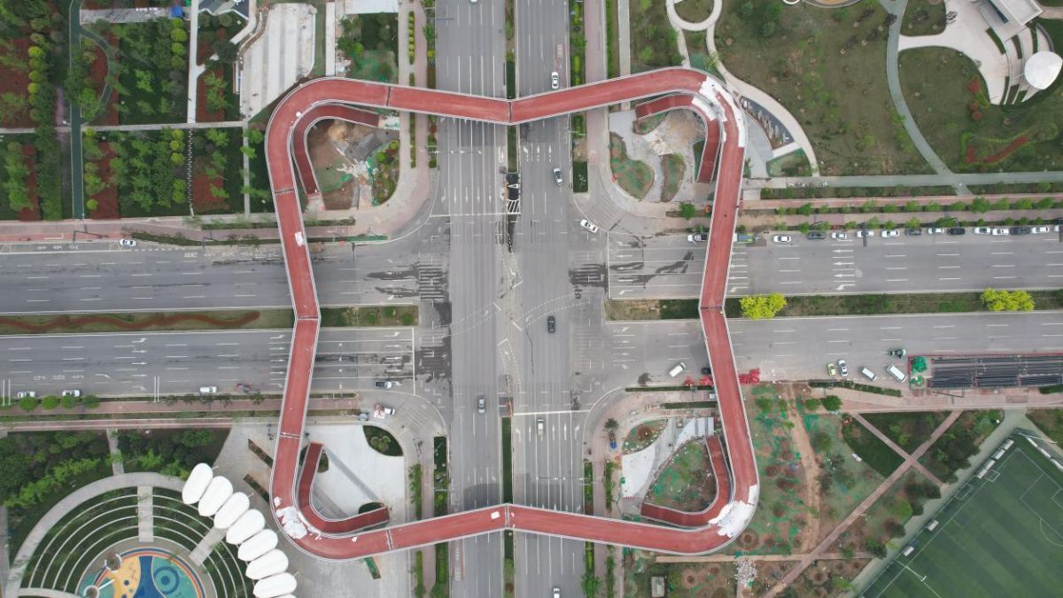 纬三十二路人行天桥