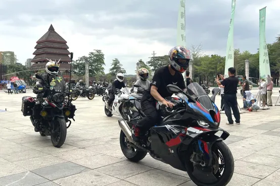 引擎轰鸣逐山海！“此生必驾224·山海寻踪”机车骑行燃动保亭(图1)