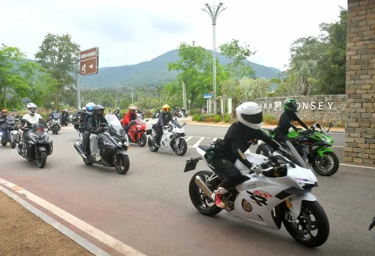 引擎轰鸣逐山海！“此生必驾224·山海寻踪”机车骑行燃动保亭(图2)